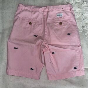 Embroidered whale Vineyard Vines pink shorts